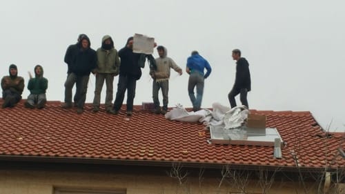 כוחות מיוחדים הוקפצו כדי להוריד את הנערים מהגג