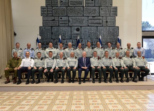 פורום מטכ"ל מצטלם: 17 אלופים – 0 כיפות סרוגות