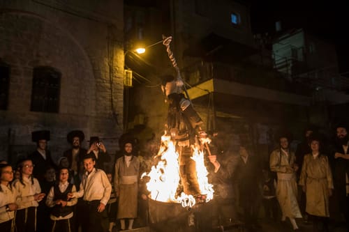 נעצרו חשודים בשריפת בובת החייל בל"ג בעומר