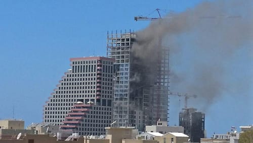 שריפה בבניין בטיילת בת"א – חשד ללכודים