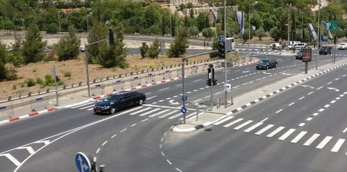 לימוזינות ו-81 רכבי אבטחה: צפו בשיירה של טראמפ