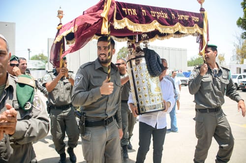 בתוך השלושים: הכנסת ספר התורה לבסיס של הדס מלכא הי"ד