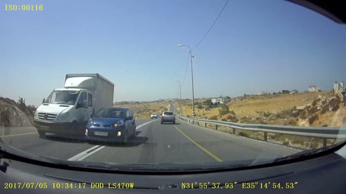 כמעט תאונה חזיתית: רכב ערבי עוקף על פס לבן. צפו