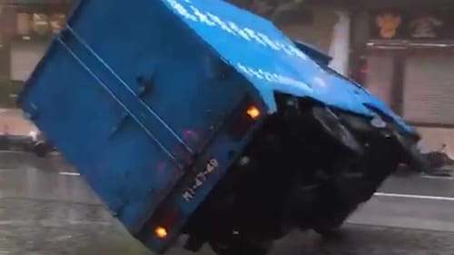 טייפון קטלני בהונג קונג. צפו במכוניות עפות