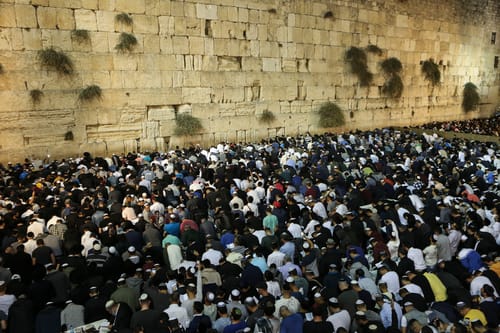 פסק: עד היום התפללתם בכותל לכיוון הלא נכון