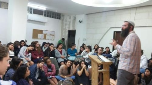הוריי מתנגדים שאלמד תורה ביו"ש; מה עליי לעשות?