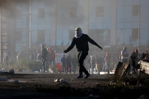 צפו: עשרות פורעים תוקפים כוח צה"ל ברמאללה