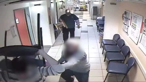 בכיסאות ואגרופים: 4 חרדים תוקפים רופא בקופת חולים