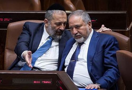 דרמה: דרעי לא שולל את צירופו של ליברמן לממשלה
