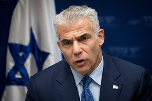 לפיד לא מתרשם: "תיקון החוק הפולני בדיחה גרועה"
