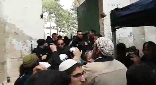 צפו במהומה בהר הבית: 40 יהודים עוכבו לחקירה