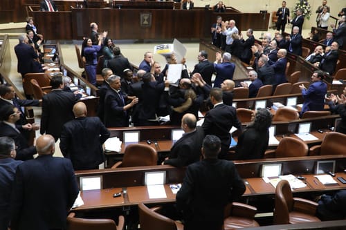 הח"כים הערבים הפריעו לנאום פנס והורחקו. צפו