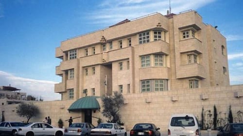 מאות מתפרעים מנסים לפרוץ לשגרירות ישראל בירדן