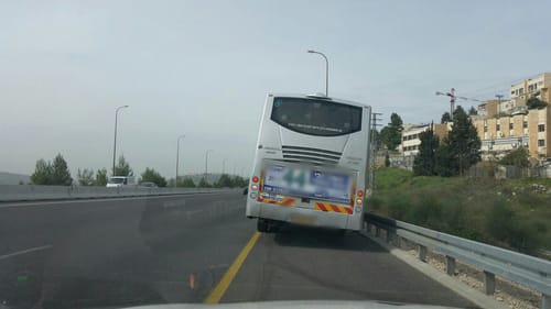 כמעט תאונה: האוטובוס לטלז סטון נטה על צדו