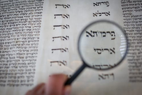 קריאת מגילה ומשלוח מנות: הלכות החג לפי כל העדות