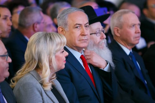 בתיק 4000 נתניהו לא אשם, הוא הקרבן