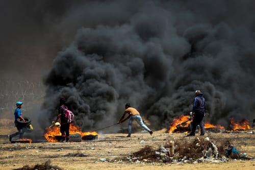 עשרות אלפים מפגינים בגבול עזה; 41 הרוגים