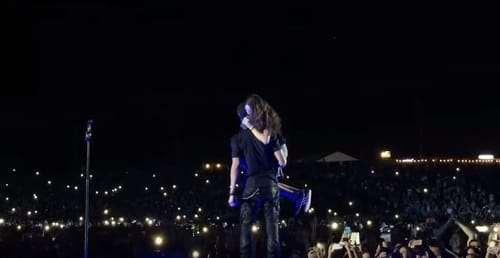 סערה באולפנה: תלמידה התחבקה עם הכוכב הלטיני