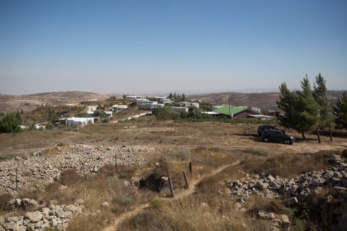 עם כל האהבה לארץ, אי אפשר שכל אחד יקים מאחז