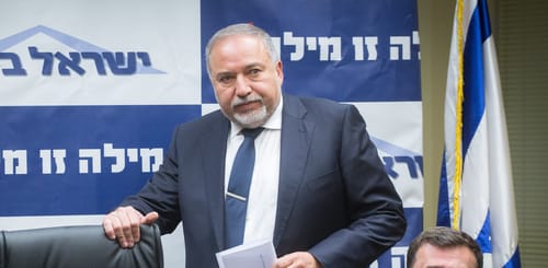 כדי לאפשר את מינוי אמו; יועצו של ליברמן התפטר