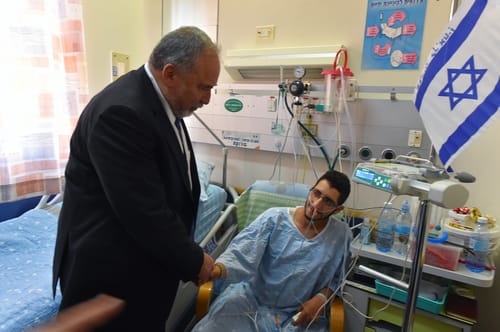 ליברמן לקצין שנפצע בעזה: "בסוף צה"ל מגיע לכולם"