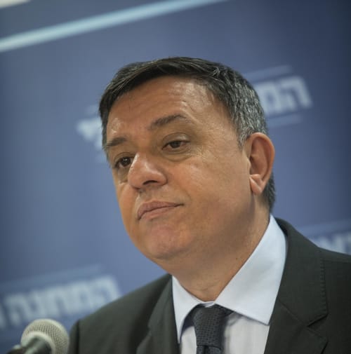 הבטחת הבחירות של גבאי: בלי בנות שירות ובלניות