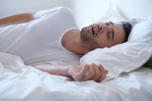 אני נוחר; אז מי פטור משינה בסוכה- אני או בני משפחתי?