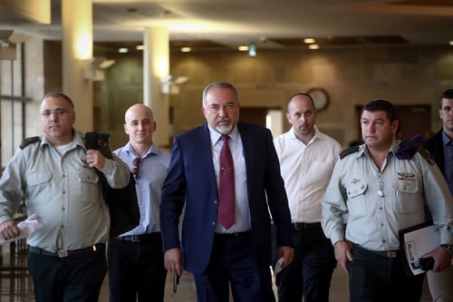 ליברמן לשאלת סרוגים:"בנט מתעסק רק בפוליטיקה"