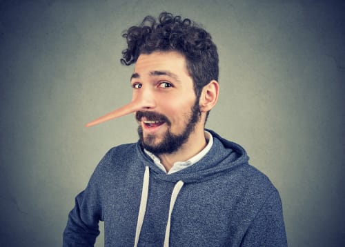 כיצד חיים במציאות שדורשת לפעמים לשקר?