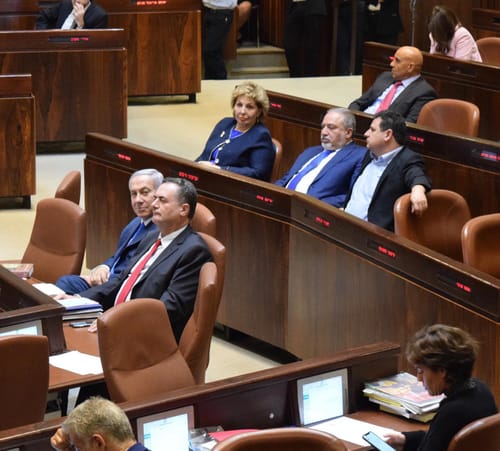 ליד עודה ומאחורי נתניהו: המקום החדש של ליברמן באופוזיציה