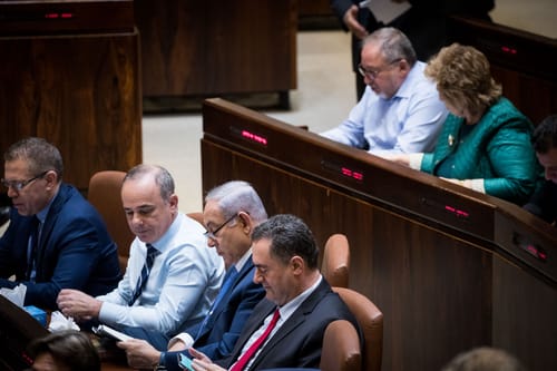 בקשת ליברמן לא לשבת ליד עודה: "גזענית ומסוכנת"