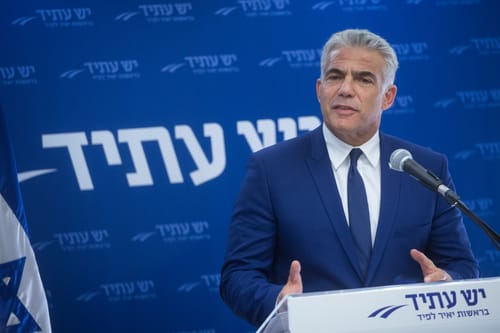תגובת לפיד לדחייה: "נתניהו נכנע לחרדים שוב ושוב"
