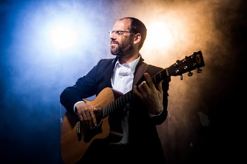 רווקים שימו לב: אהרן רזאל משיק בלדה על שידוכים