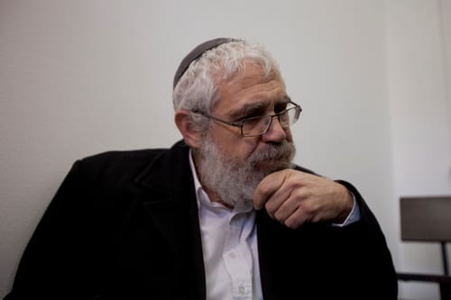 המתלונן נגד הרב אלון: "היה קשה לעצור אותו"