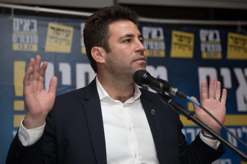 שובר שמאלה? בנט הציע שיריון לעופר ברקוביץ