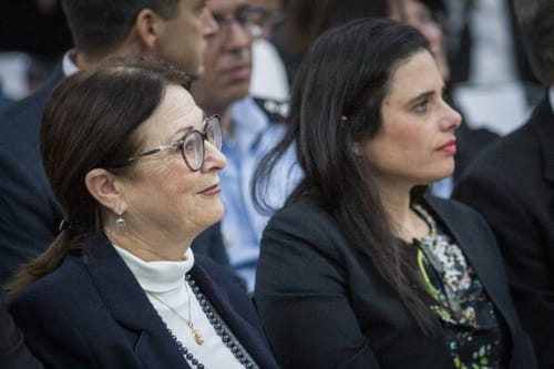 היסטריה סביב הפרשה, חיות ושקד בהודעה משותפת