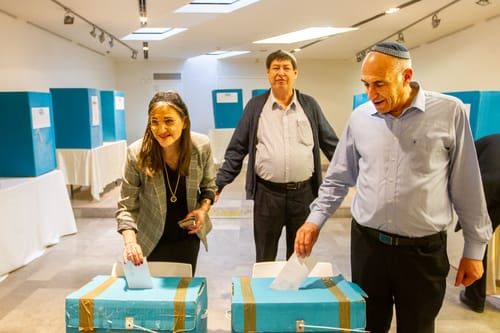 יוגב: "לא אנחנו, זה אתה שמקבל את הטלפון האחרון"