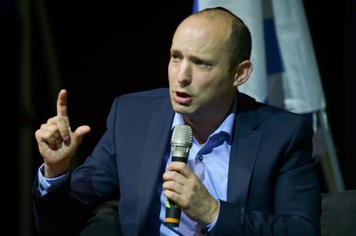 בנט תוקף את נתניהו: "תגובה פתטית לטילים"