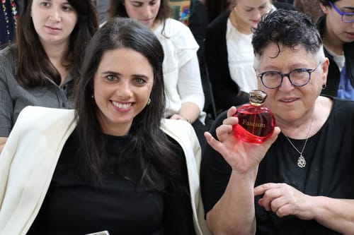 קריאת מגילה, תחפושות ושתייה: הפוליטיקאים חוגגים