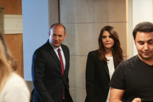גורם בליכוד מאשים: "בנט מדבר עם בני גנץ"