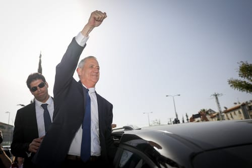 דיווח: גנץ דרש שני רכבי יוקרה. תגובתו: "שקר בוטה"