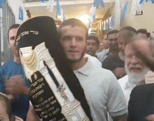 צפו: הכנסת ספר תורה בישיבת הרב אטינגר הי"ד