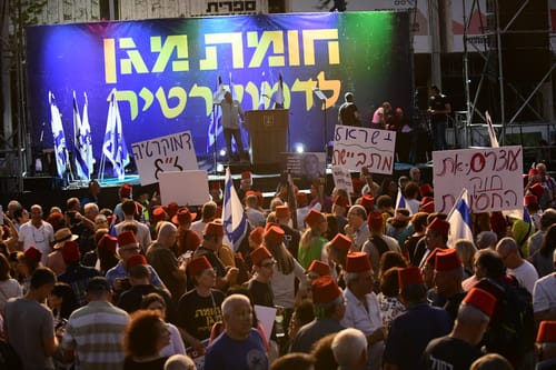 עשרות אלפים מפגינים נגד נתניהו: "לא נהיה כבשים"