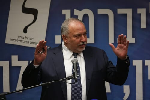 הליכוד: "ליברמן בולם ממשלת אחדות, מתואם עם לפיד"