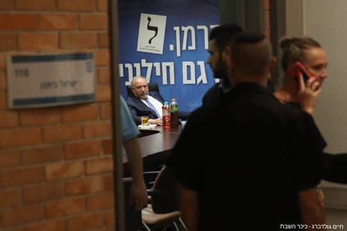 12 תמונות ב- 12 שעות;  פיזור הכנסת שעה אחר שעה