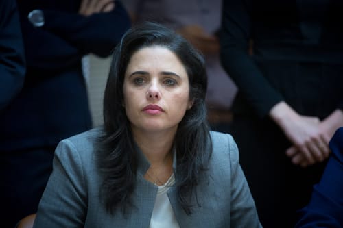 השתיקה יפה לה: למה איילת שקד לא מחליטה?