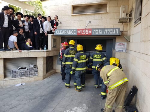 מעלית חניון קרסה על רכב; הכבאים חילצו את הנהג