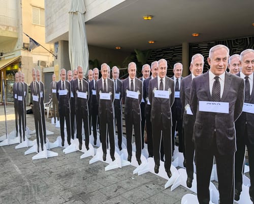״הבובות של נתניהו״ מיצג בכניסה למעוז הליכוד