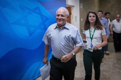 שוקל לבקש חסינות: השר חיים כץ התפטר מהממשלה