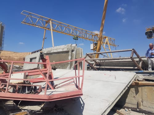 פועל בן 20 נהרג בתאונת עבודה במישור אדומים
